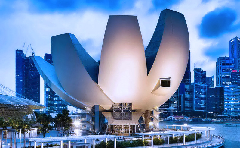 This is the Lotus Flower ArtScience Museum, designed by the Canadian architectural firm Moshe Safdie Architects.