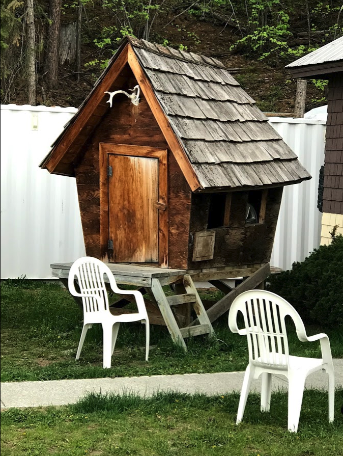 Wandering the streets of Kimberley you will find lots of strange things like this enchanting tiny house?