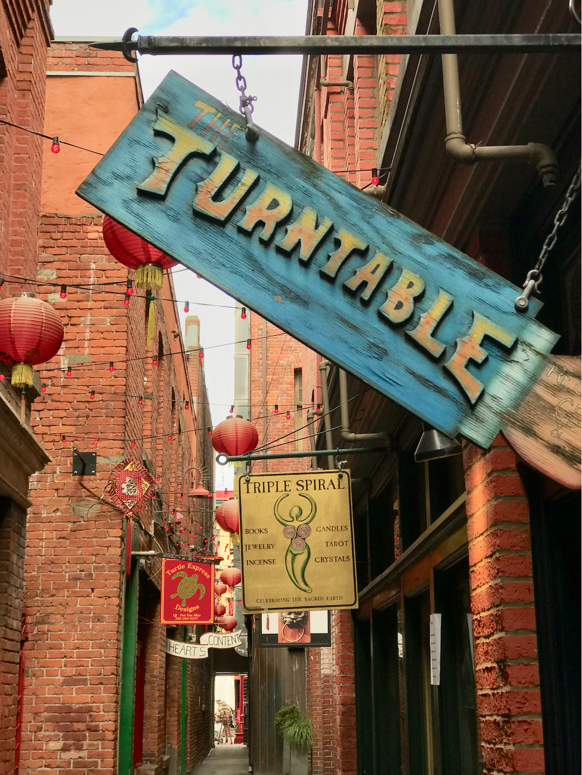 Victorias Funky, Fun Narrow Alleys / Passages — Everyday Tourist photo