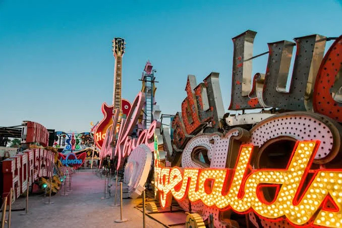 Neon-Lit Entertainment Districts: City Nightlife Highlights