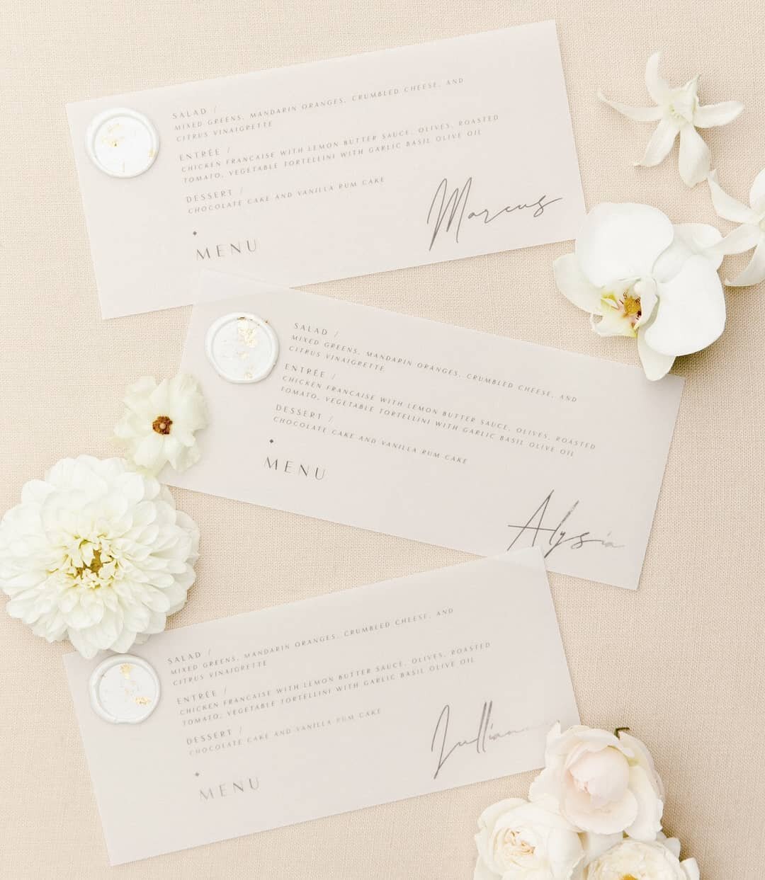 MENU CARDS 🖤 One of my favorite reception details to create! Vellum menus with white &amp; gold leaf wax seals. I love how @jasmineleephoto captured these details! 

.
.
.

Planning &amp; Design: @ksawweddings 
Florals: @myweddingsense 
HMUA: @qu