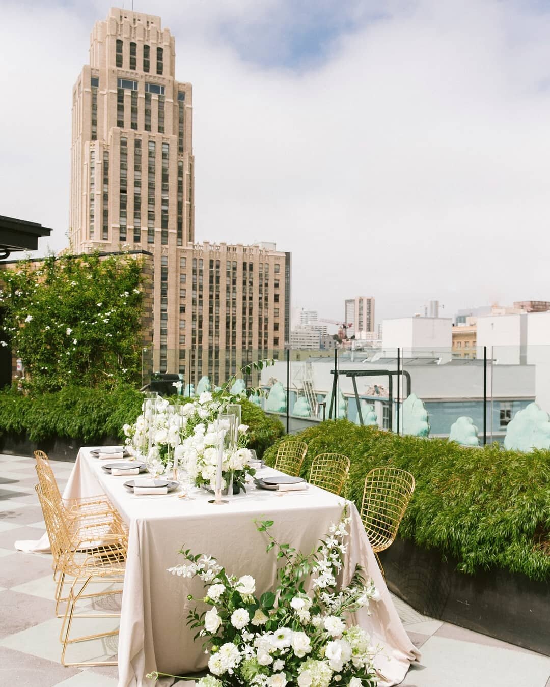 ROOFTOP WEDDING ✨ How amazing is this view from the @sanfranciscoproper hotel!!?!! With a gorgeous tablescape to complete the dreaminess of this wedding shoot 🖤

.
.
.

Photography: @jasmineleephoto 
Planning &amp; Design: @ksawweddings 
Florals: