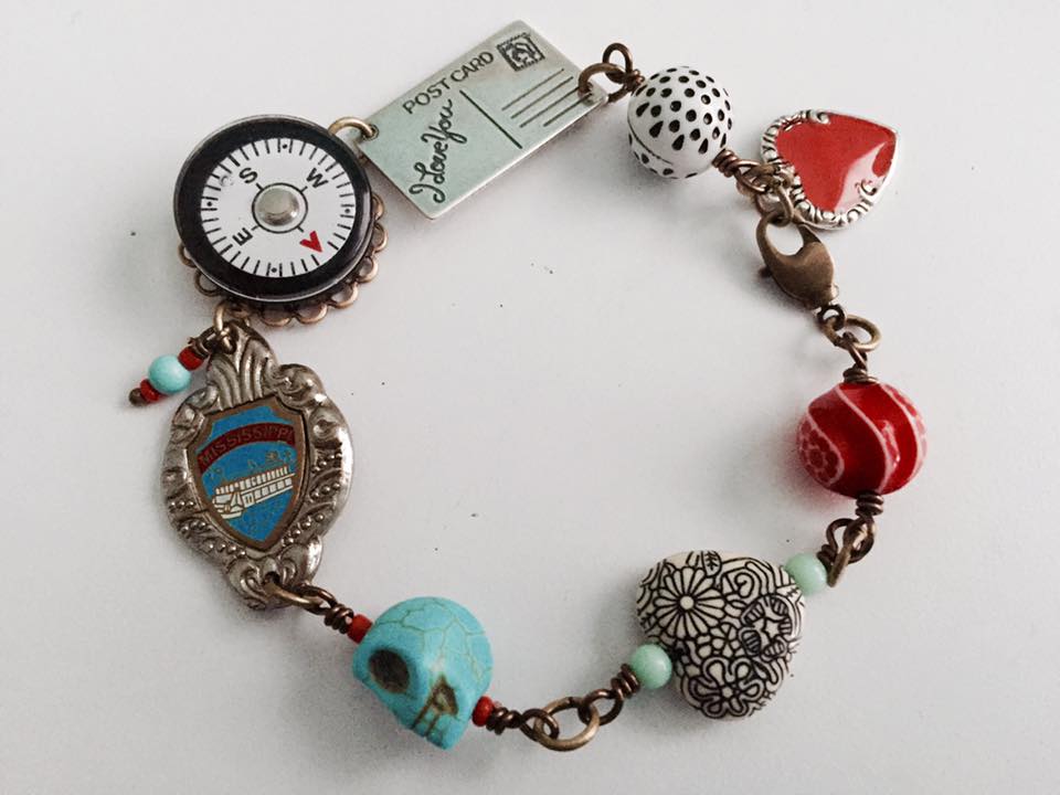 I'm mirroring the style of the link bracelet I made last year. This eyecatcher has everything from a souvenir spoon, sweet heart, some cool retro-looking acrylic beads and even a compass!