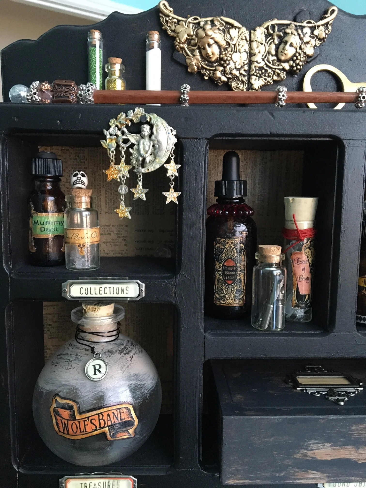 Some more detail on the bottles. Potter peeps will get the "R" on the Wolf's Bane bottle. Hee hee! Oh, and is that a painted, repurposed iPhone box? Why, yes it is! Look how fancy!