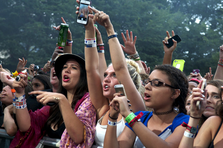 The 1975 fans