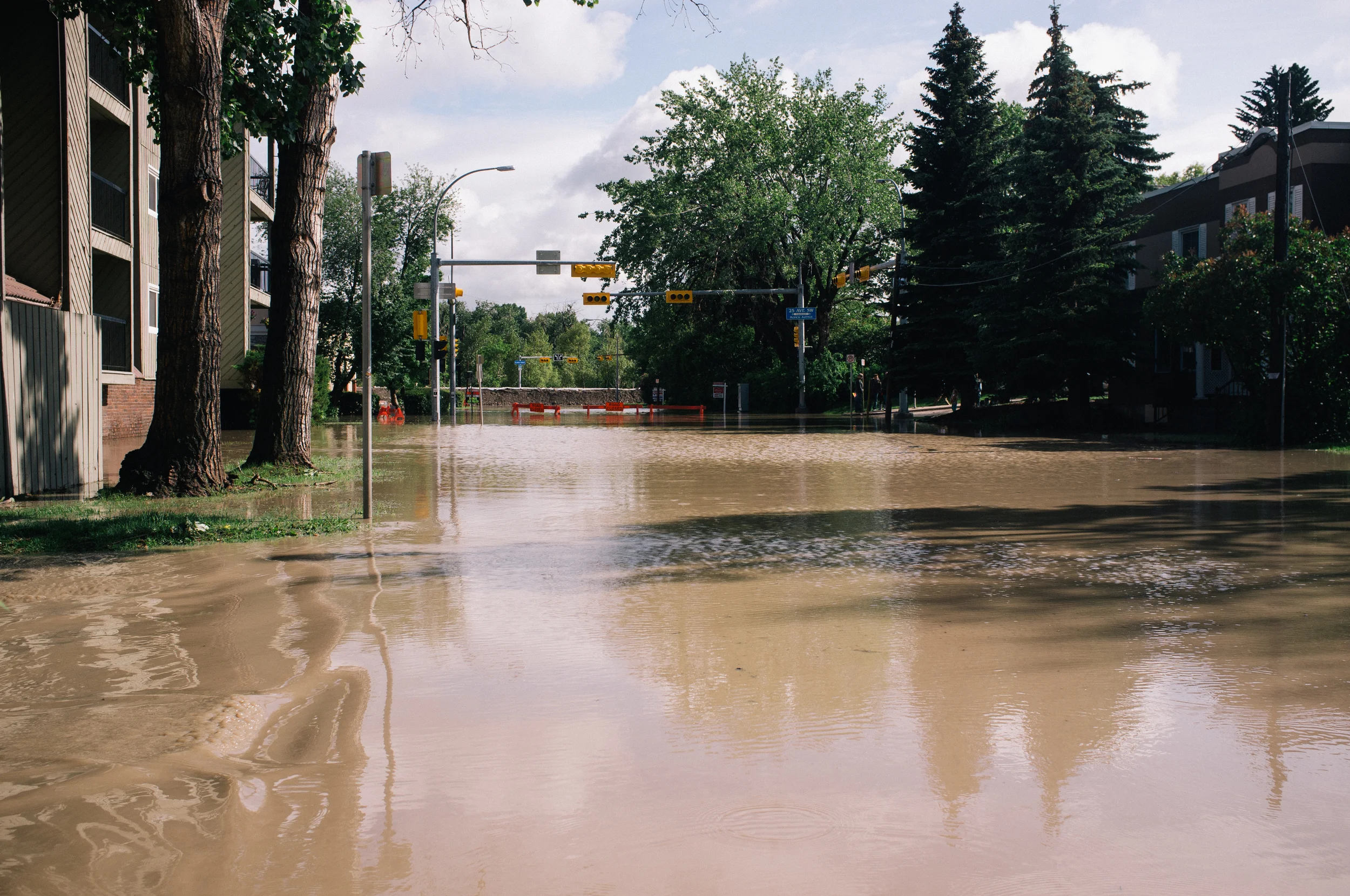 The dry side of the berm. The view from yesterday is now somewhere in the middle of the Elbow River. Speaking with a Roads employee, a number of people have found their way onto the unstable berm. In the time we were there, two individuals with a dog sauntered past. Mission.