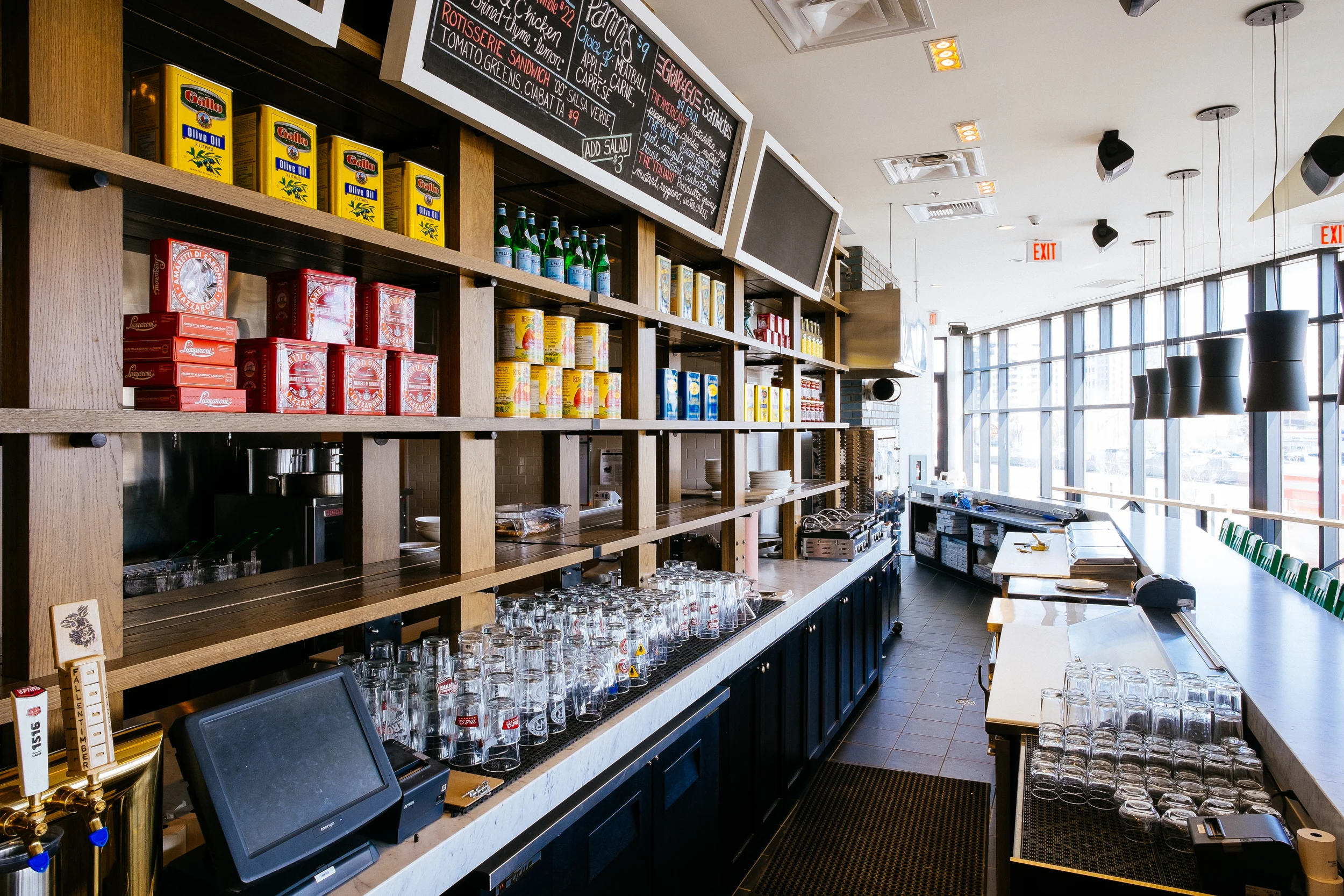 Osteria. Main bar.