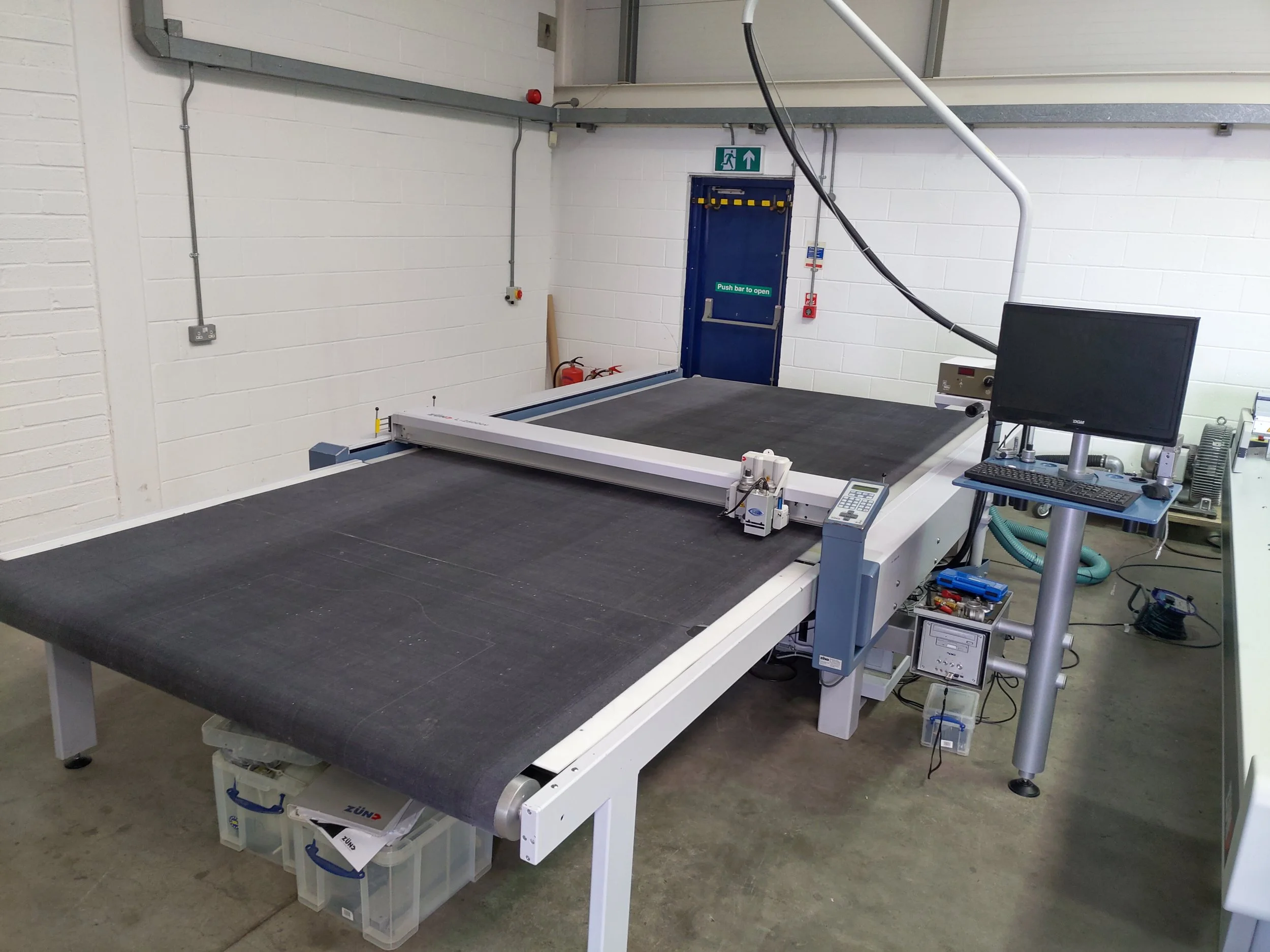Zund L-2500cv flatbed digital cutter / Cutting Machine