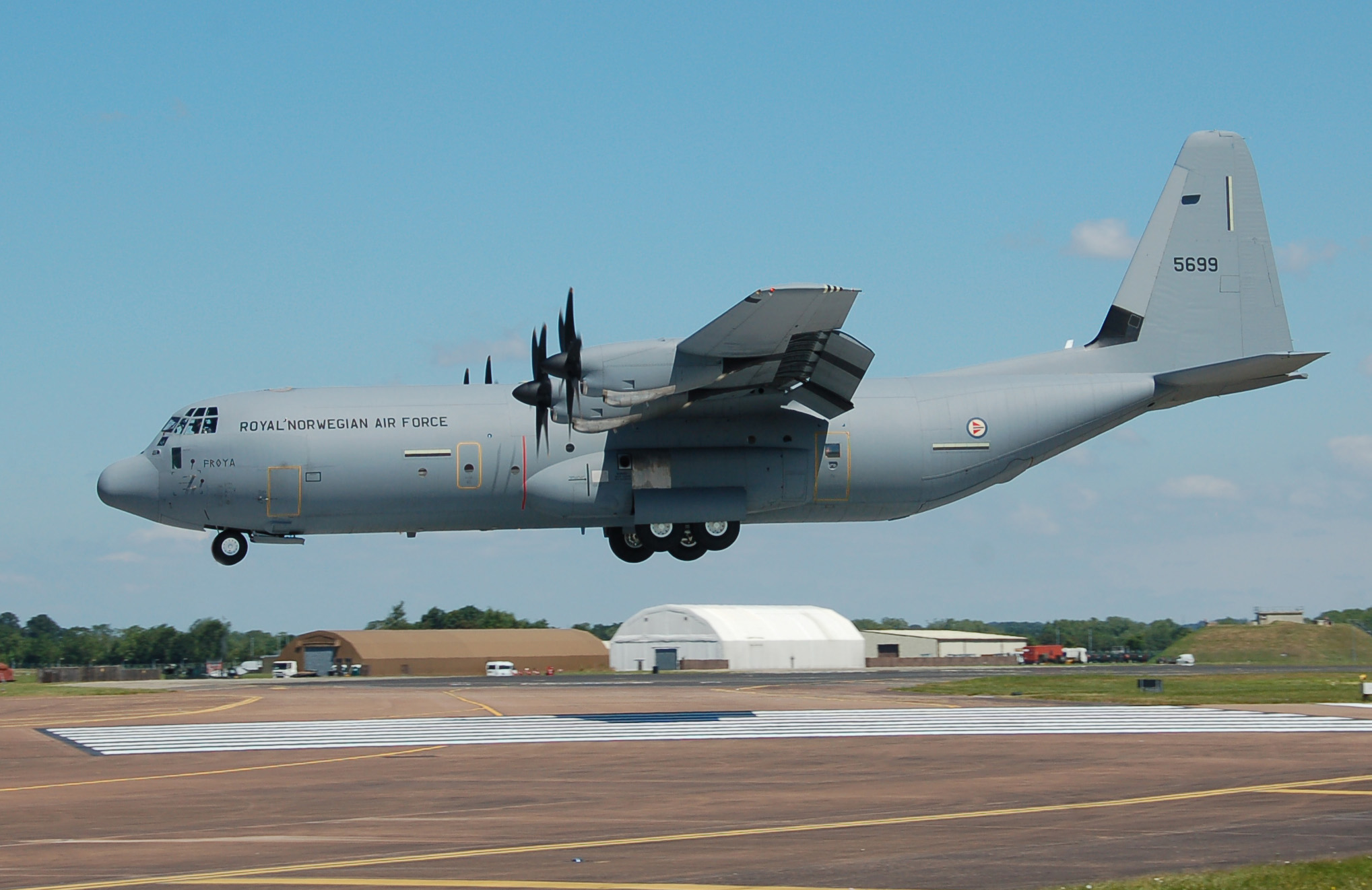 Norwegian_Air_Force_Hercules_C-130J_arrives_RIAT_Fairford_10thJuly2014_arp.jpg