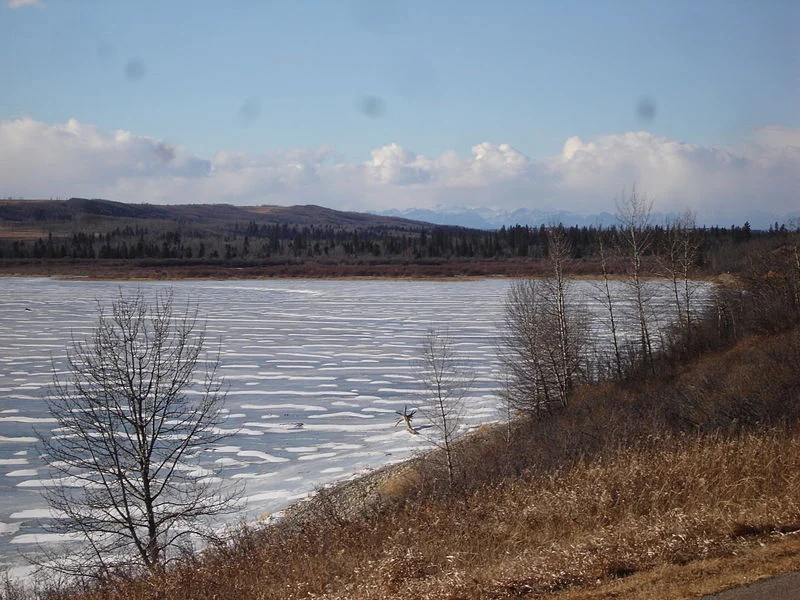 800px-Glenmore_Reservoir.jpg