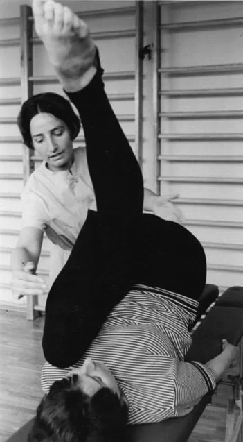 Bundesarchiv_Bild_183-E0612-0001-005,_Rostock,_Südstadt-Krankenhaus,_Physiotherapie - Version 2.jpg