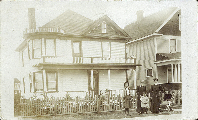 Two women, two girls and a baby carriage, in Calgary circa 1910. (Photo: U of A Peel's Prairie Provinces )
