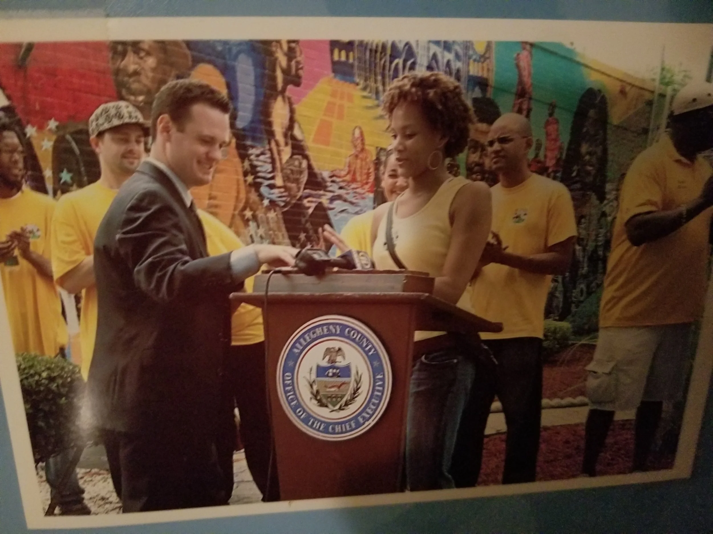 Major Ravenstahl delivering an award to Proclamation MLK Mural day (8/7/2006) in Pittsburgh, PA to marketing MLK Mural Director Anji Corley