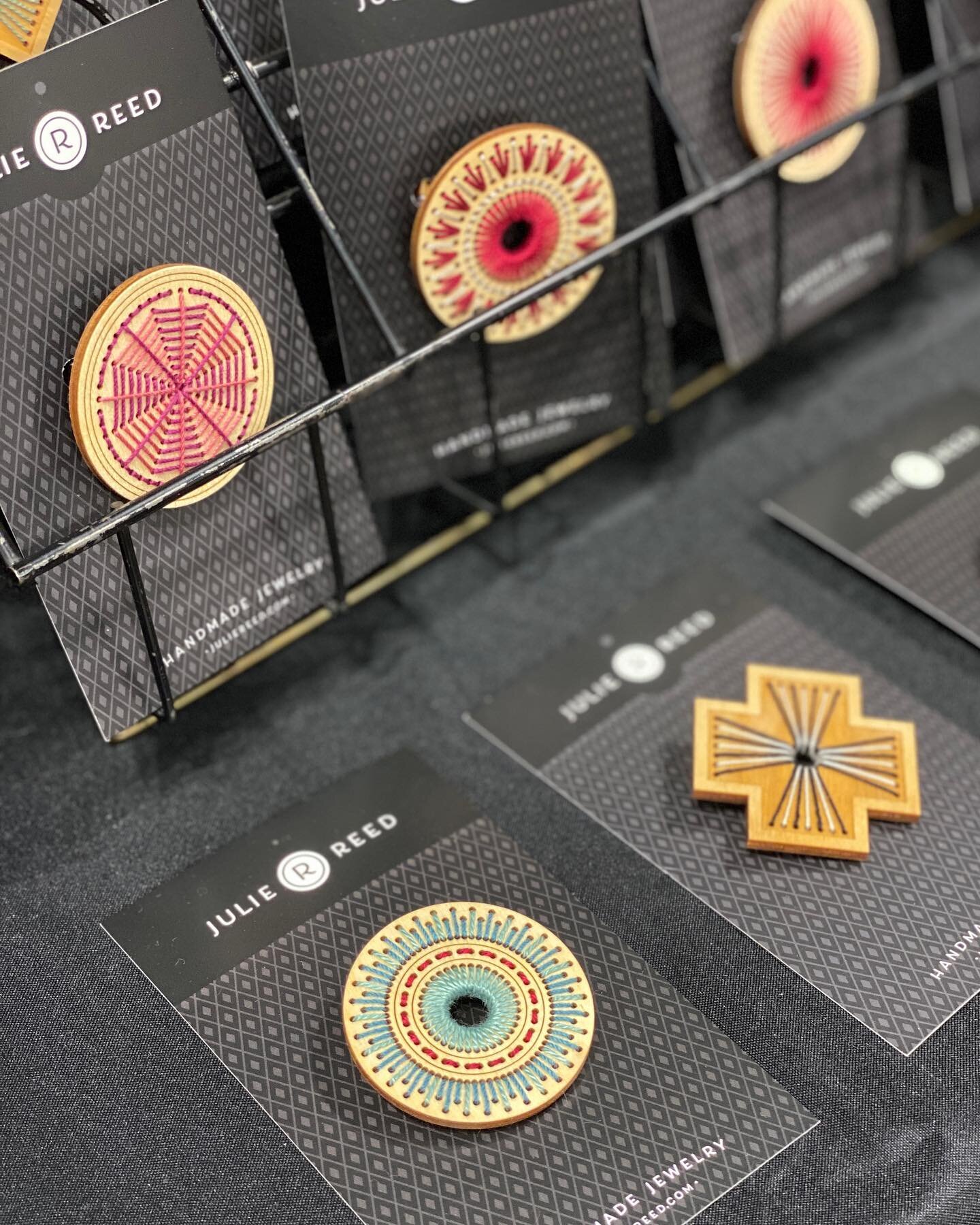 Last day for the Garden Thyme Marketplace with 90+ vendors and free entry! I&rsquo;ve got new earrings, brooches and accessories and will be here until 7pm. Hope to see you there! Swipe L to see more!
#lasercutjewelry #lasercutjewellery #fiberartist 