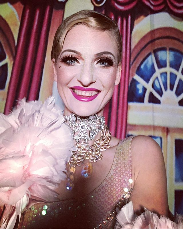 Allo Qu&eacute;bec! Une grande weekend s&rsquo;en viens. Ce vendredi c&rsquo;est le @imperial_burlesque_canada 💋 Je l&rsquo;honneur d&rsquo;&ecirc;tre juge pour la comp&eacute;tition avec la magnifique @lolafrost ! Je donnerais aussi une atelier ave