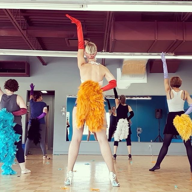 Did you want to learn fun burlesque choreographies using pretty costumes? 💄 Teaching like this is what gets me up in the morning. Here you can see us teasing, story-telling, dancing and making faces. That&rsquo;s burlesque!⠀
⠀
■ If you&rsquo;re in M