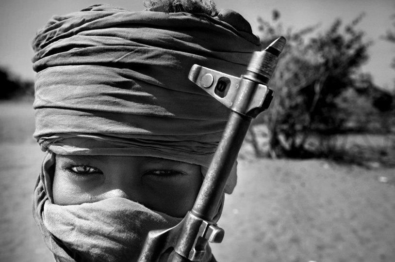 Child soldiers from the SLA guerillas, one of the rebel groups against the government in Jartum. Two hundred thousands dead, six million internally displaced, and nearly 800 refugees. This is the reality that ravages western Sudan because of the armed conflict between the government and the Christian guerillas of the Darfur region. Photo: Alvaro Ybarra Zavala/Agence Vu