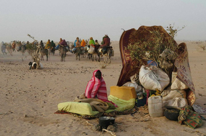  Sudanese refugees arrive at a refugee camp on the edge of the Sudan-Chad border town of Tine, 4 February, 2004. Photo: JOBARD/SIPA.​ 