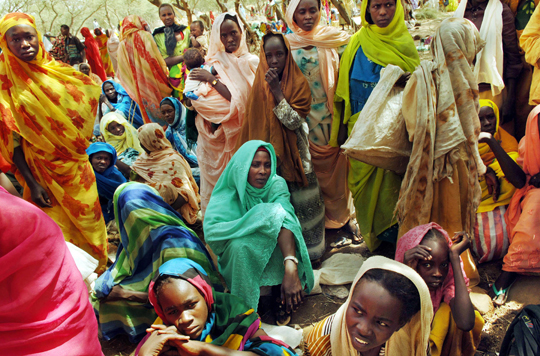  In 2005, Sudanese internally displaced civilians newly arrived to Zam Zam camp wait for food distribution outside of El Fascher, in North Darfur.  Photo: Lynsey Addario. 