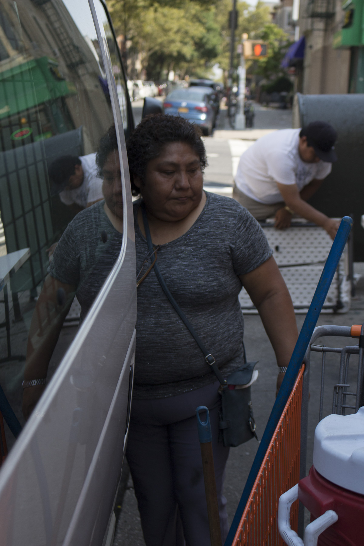  Teodosia unpacks her truck each day in Sunset Park, Brooklyn. On August 22nd, 2017, she had the help of her son Sergio. 