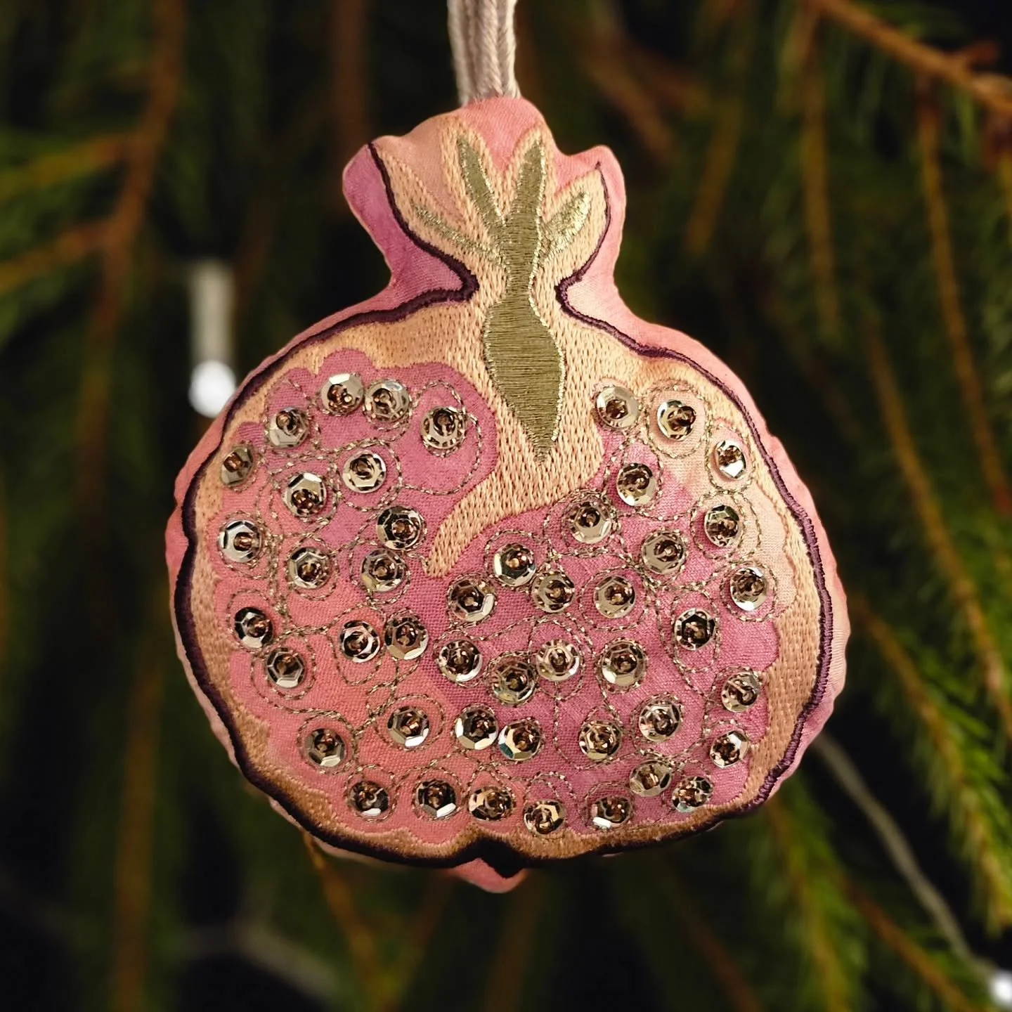 My embroidered vintage silk embroidered and handbeaded pomegranates are now available to pre order on my website - with some ready to ship! Link in profile.

#silkpomegranate #pomegranatedecoration #christmastreedecoration #embroideredpomegranate #em