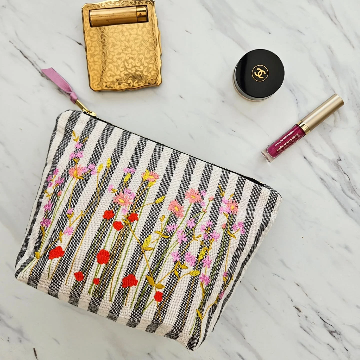 Pinky pink PINK! Wildflowers in gorgeous pinks up now on the website. Perfect to egg on spring.

#wildflowers #embroideredflowers #embroideredbag #papercutts #digitalcraft