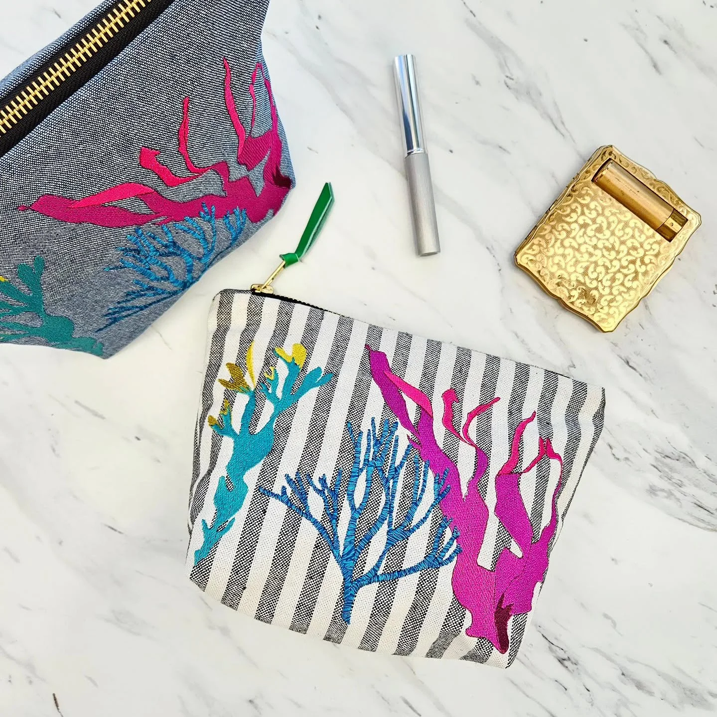 Beautiful corals and Seaweed now on the stripe. Yum.

#embroideredcoral #embroideredseaweed #embroideredbag #everydayluxury #papercutts