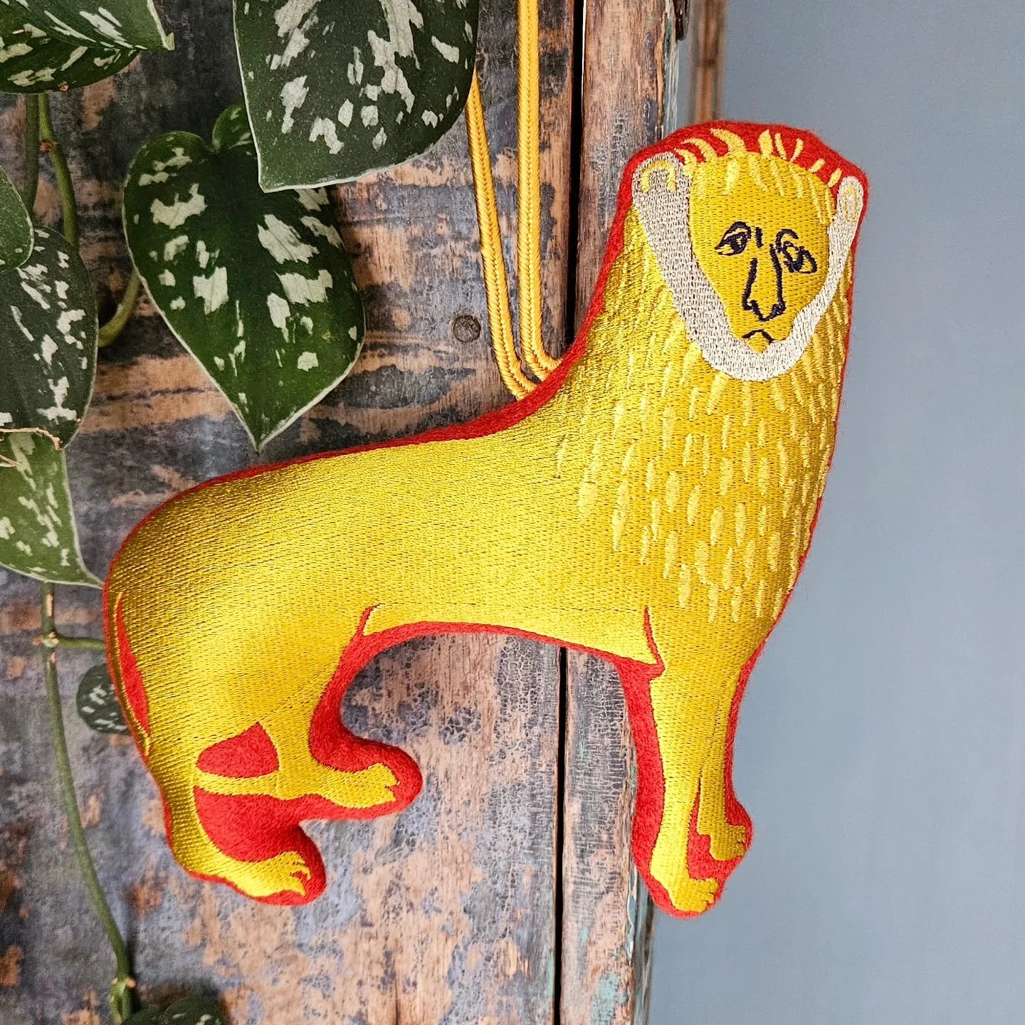 WHO DIS?! LAZLO! The saddest, DROOPIEST lion you'll ever see. Dragged very reluctantly from the Middle Ages, he is here to adorn your home (and maybe your tree...?)

Embroidered on brick red wool felt. Available on my website now.

#medievallion #laz