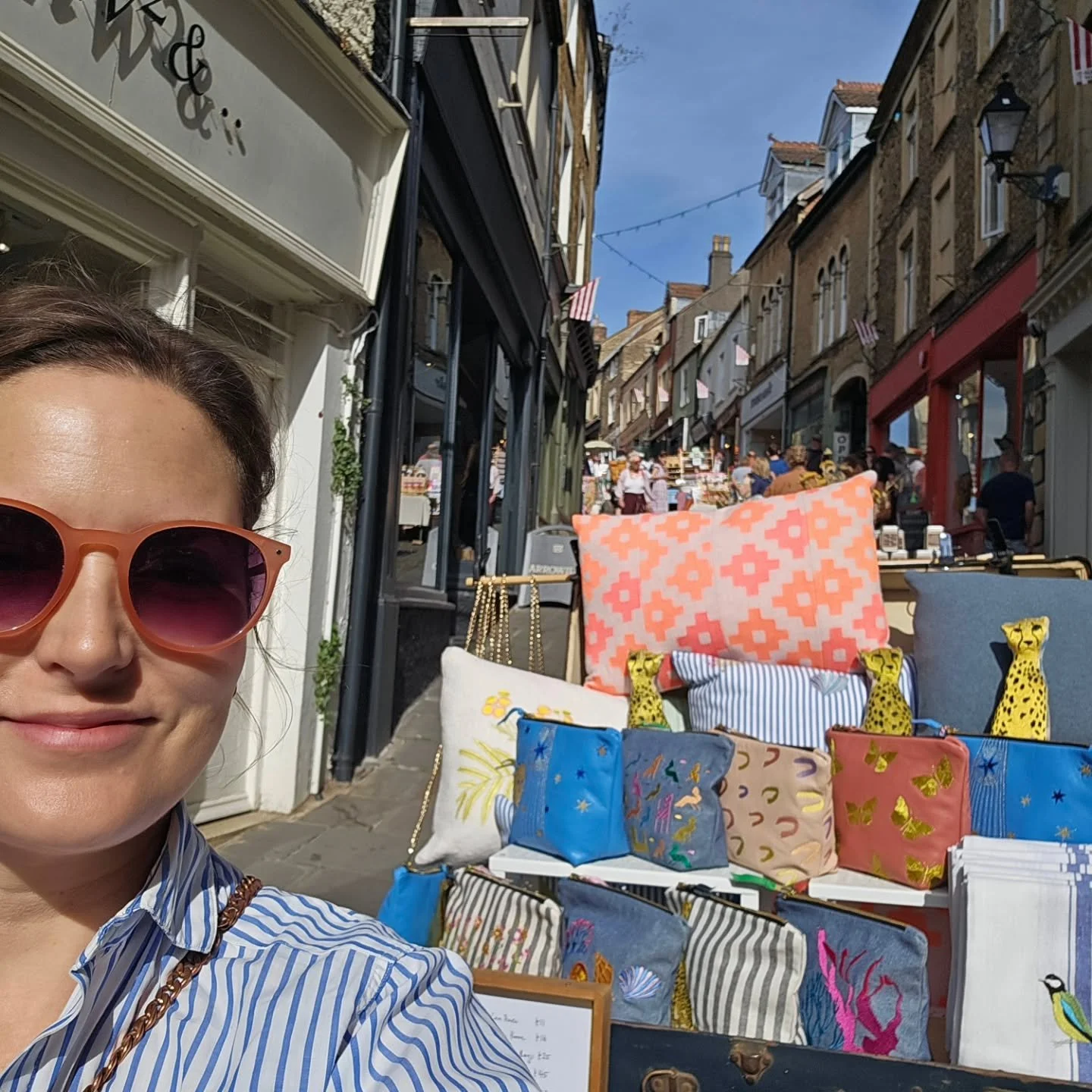AUGUST ROUND UP! 

1. A mega busy @thefromeindependent in glorious sunshine
2. We have 3 baby frogs living in the tomatoes doing a marvellous job of pest control 🍅🐸
3. Gorgeous colours in Clifton whilst collecting camping paraphernalia 
4. More ear