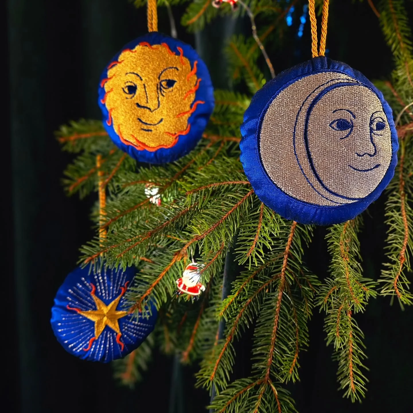 🌞🌚🌟 Embroidered on blue silk and available on my website now.

#revelations #christmasdecoration #medievalart #embroidery #papercutts