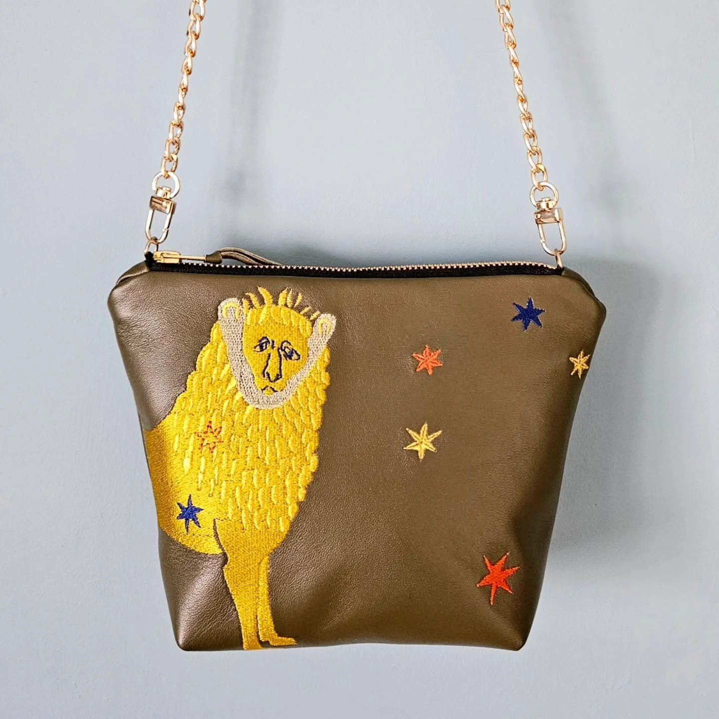 LAZLO! In bag form...I LUFF HIM!

The embroidered stars form the constellation of Leo and his droopy face brings me so much JOY.
Online now.

#medievallion #lazlo #embroideredbag #embroidery #papercutts