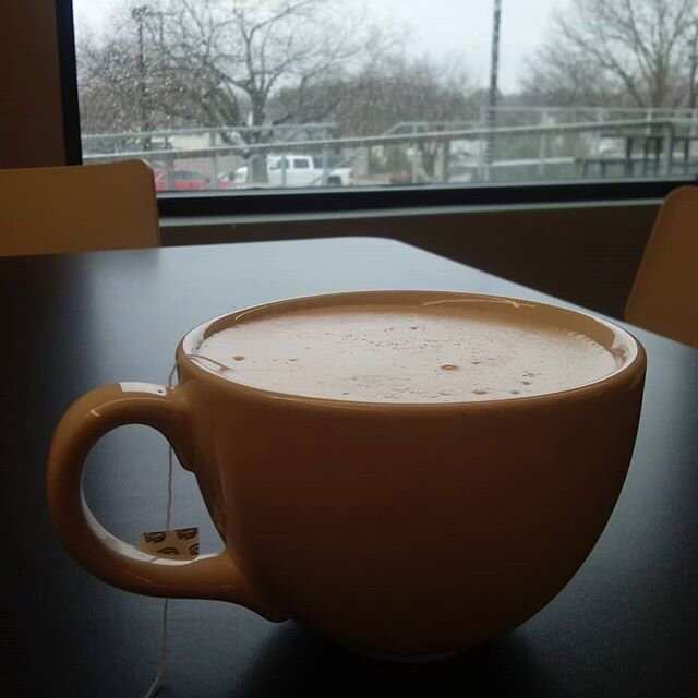 Daylight savings time gotcha feeling foggy? Come enjoy a London Fog latte to shake off those rainy day blues! Try it with a shot of lavender flavor for an extra treat 😋🌧💜