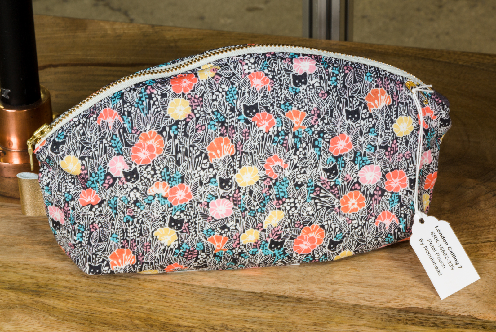 PETAL POUCH DESIGNED BY NOODLEHEAD , MADE BY KNITTY BITTIES , FEATURING LONDON CALLING ( SRK-16882-239)