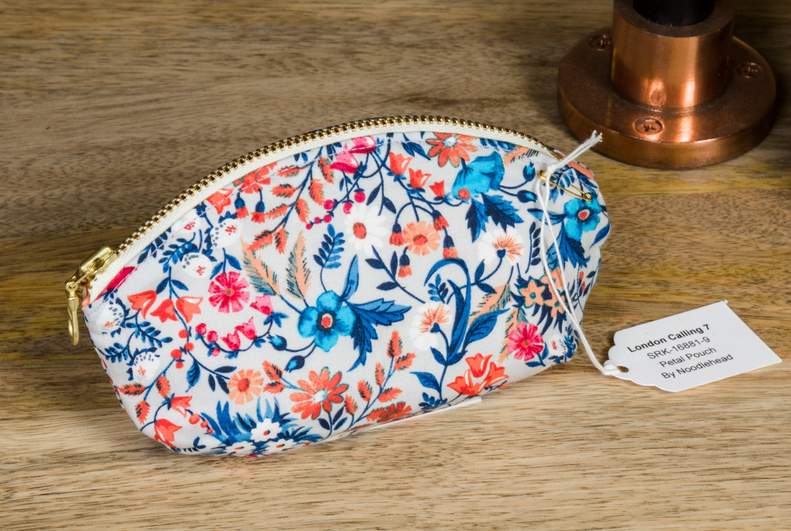 PETAL POUCH DESIGNED BY NOODLEHEAD , MADE BY KNITTY BITTIES , FEATURING LONDON CALLING ( SRK-16881-9)
