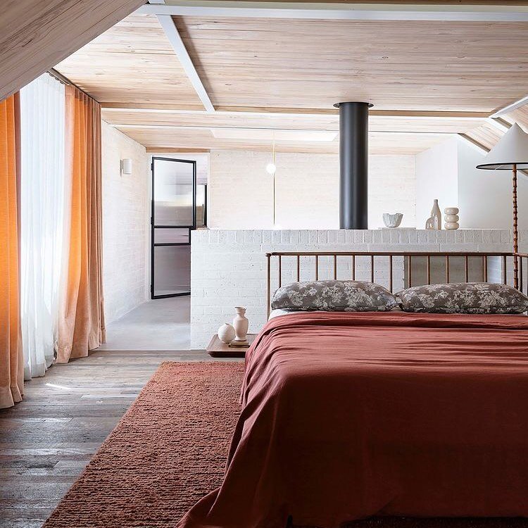 Subtle reds and oranges in this loft bedroom at the Alexander House by @alexander_andco .
Photo: @smartanson
