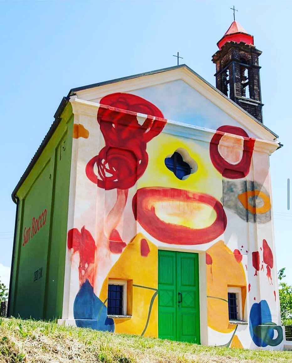 This rural chapel in Italy sports a colourful mural by Zhang Enli 🌞. 

You&rsquo;re welcome. 

Repost @partnershipeditions 
.
.
.
#colourfulsummer #colouryourlife #colourfulartwork #colorfulsummer💛💙💚❤️