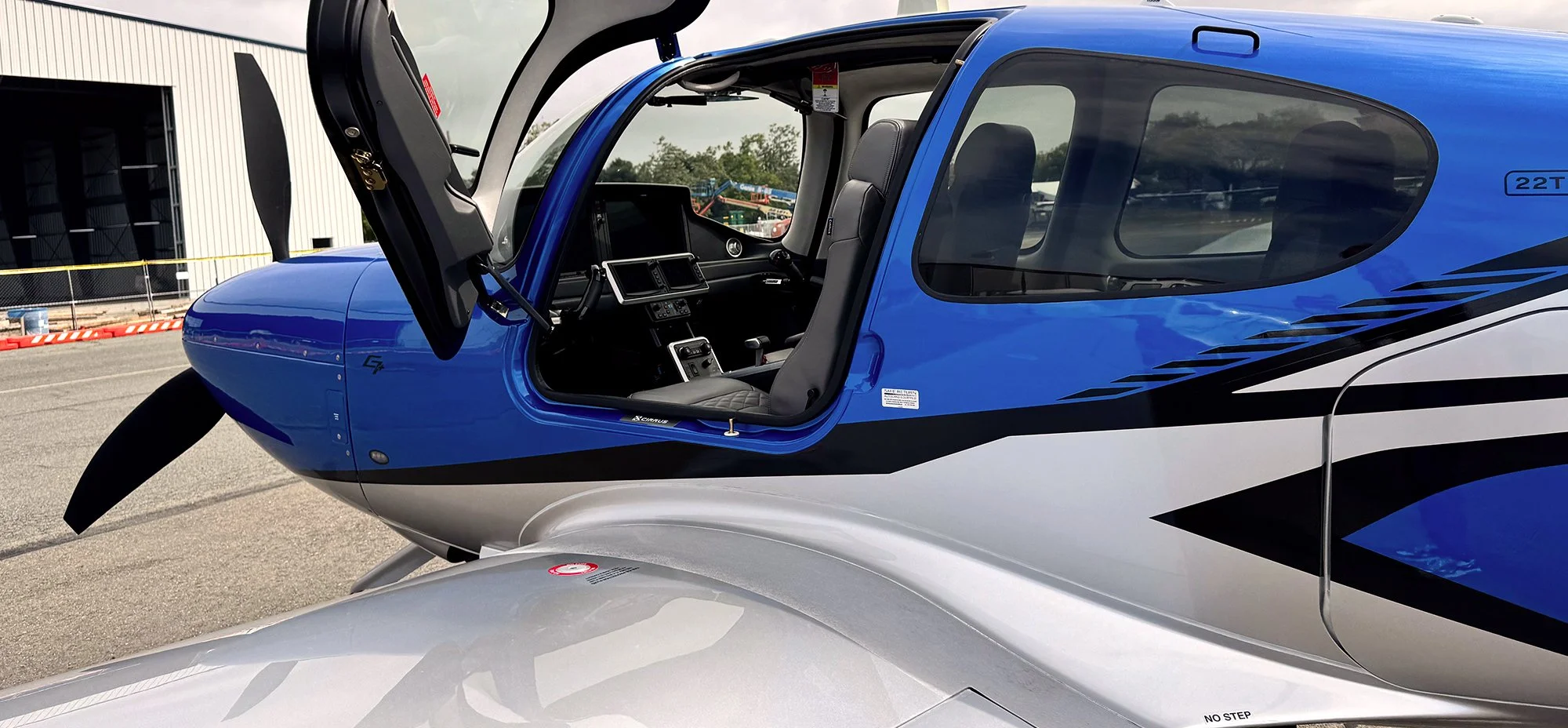 N51RE-Cirrus-SR22T-G7Plus-cockpit-door.jpg
