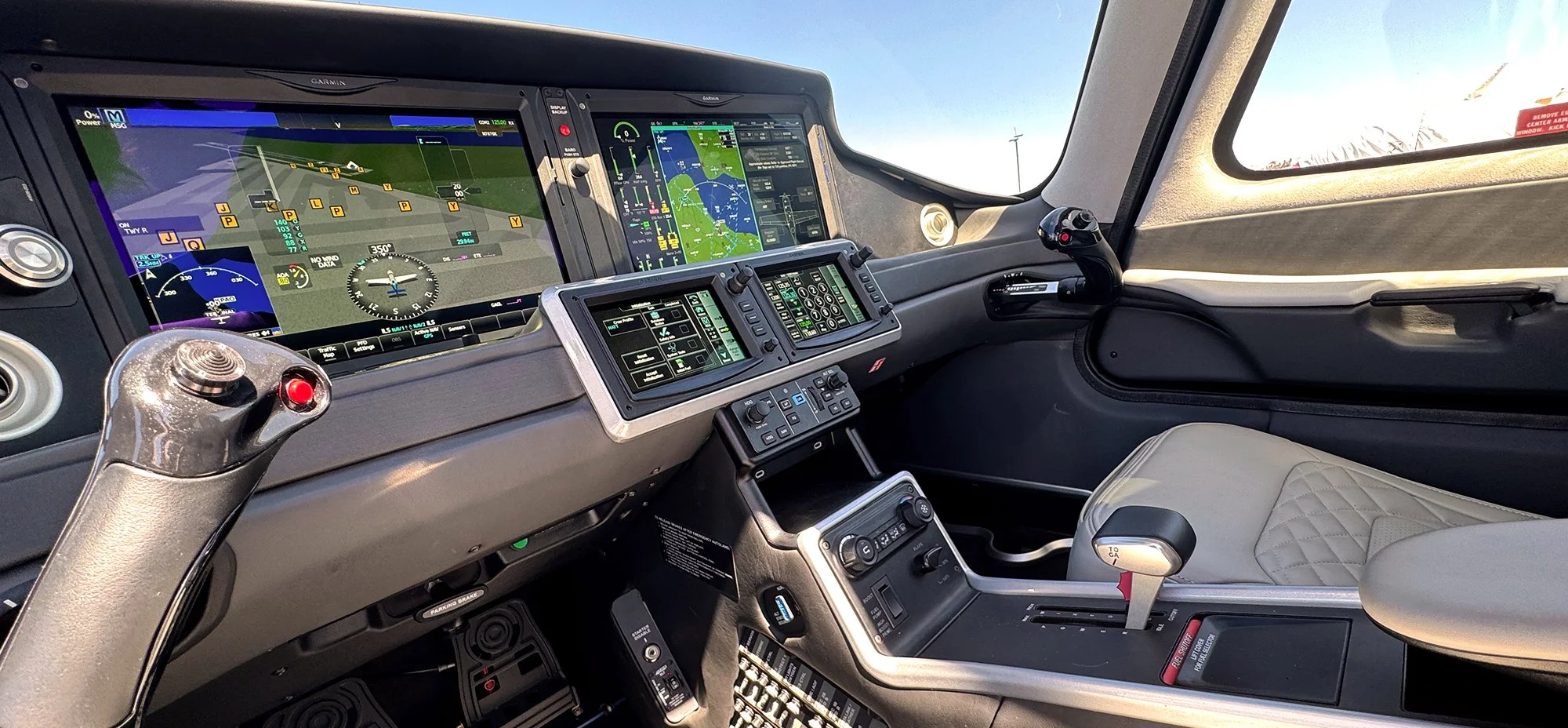 N7676K-Pilots-seat.jpg