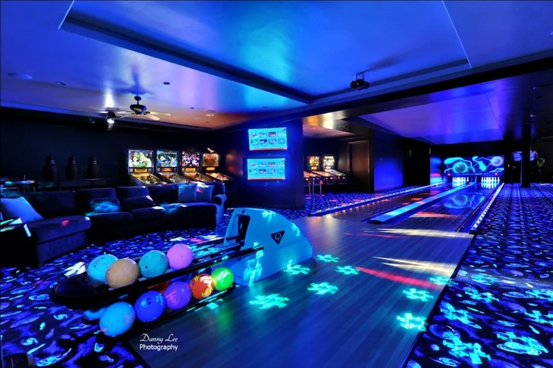 10-Bowling-Lanes-Black-Light1.jpeg