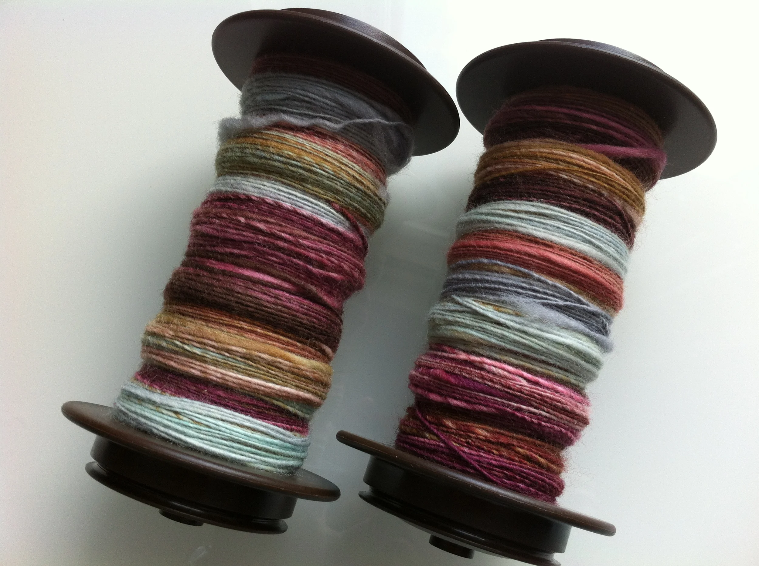 I finished spinning that second bobbin of the awesomely delicious Hello Yarn fibre.