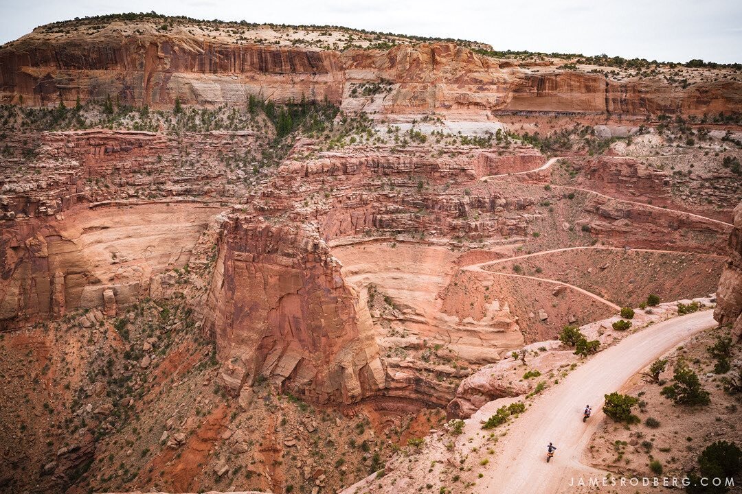 Slow ride. Take it easy. 🎶
.
.
#canyonlands #photographerlife #dustytrails