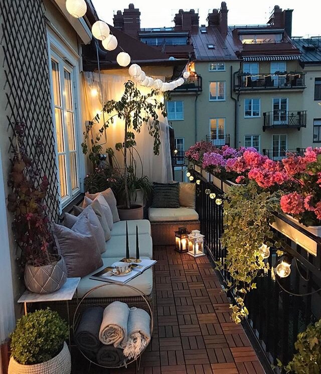 Feng Shui is about optimising the energy of your space in alignment with nature &amp; the elements - when we live in harmony with nature our life flows more smoothly 🤍
&bull;
@parvinsharifi &lsquo;s stunning balcony in Stockholm ❤️