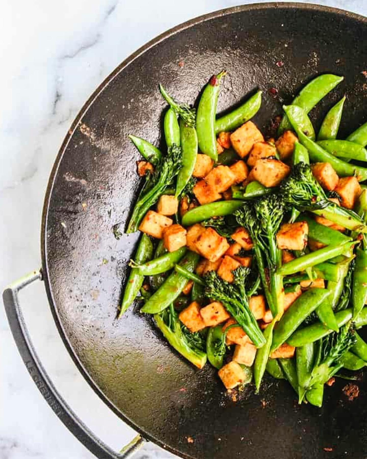 BEAUTIFUL FOOD BY DESIGN | In a hurry? Fire up the work for Spicy Stir-fried Tofu with Broccolini and Snap Peas. Dinner in 15 minutes, always a little jewel.

TAP BIO FOR LINK
https://bijouxs.com/spicy-stir-fried-tofu-with-broccolini-snap-peas/
.
.
.
