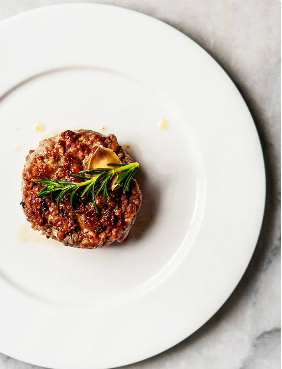 BEAUTIFUL FOOD BY DESIGN | It&rsquo;s burger day! Simplicity, a burger with no bun, no ketchup, not bit of distraction. A taste from my childhood, via the upscale NYC Via Carota Burger, truly a little jewel.
TAP BIO FOR RECIPE 
https://bijouxs.com/vi