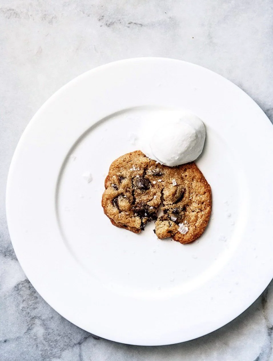 BEAUTIFUL FOOD BY DESIGN | Hey, Happy National Chocolate Chip Cookie Day! Here&rsquo;s my fav Tahini Chocolate Chip Cookies with Sel de Mer.
TAP BIO FOR WEBSITE 
https://bijouxs.com/tahini-chocolate-chip-cookies-with-sel-de-mer/
.
.
#chocolatechip #c
