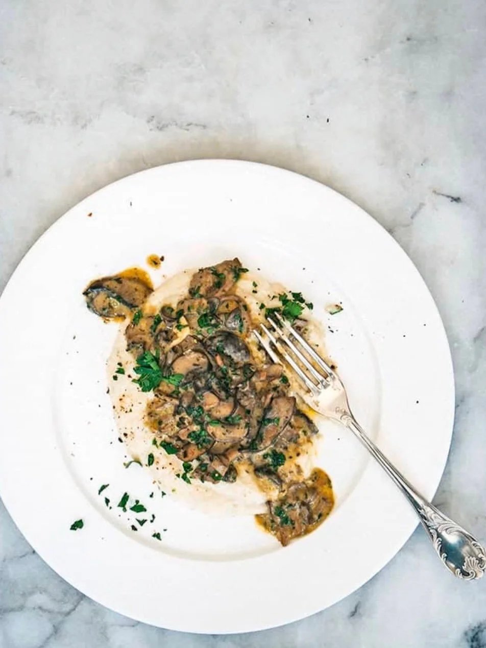 BEAUTIFUL FOOD BY DESIGN | Creamy Mushrooms &amp; Grits for your Sunday Supper. 
https://bijouxs.com/creamy-mushrooms-grits/
TAP BIO FOR WEBSITE 
.
.
#sundaysupper #grits #mushroom #ansonmills #cremefra&icirc;che