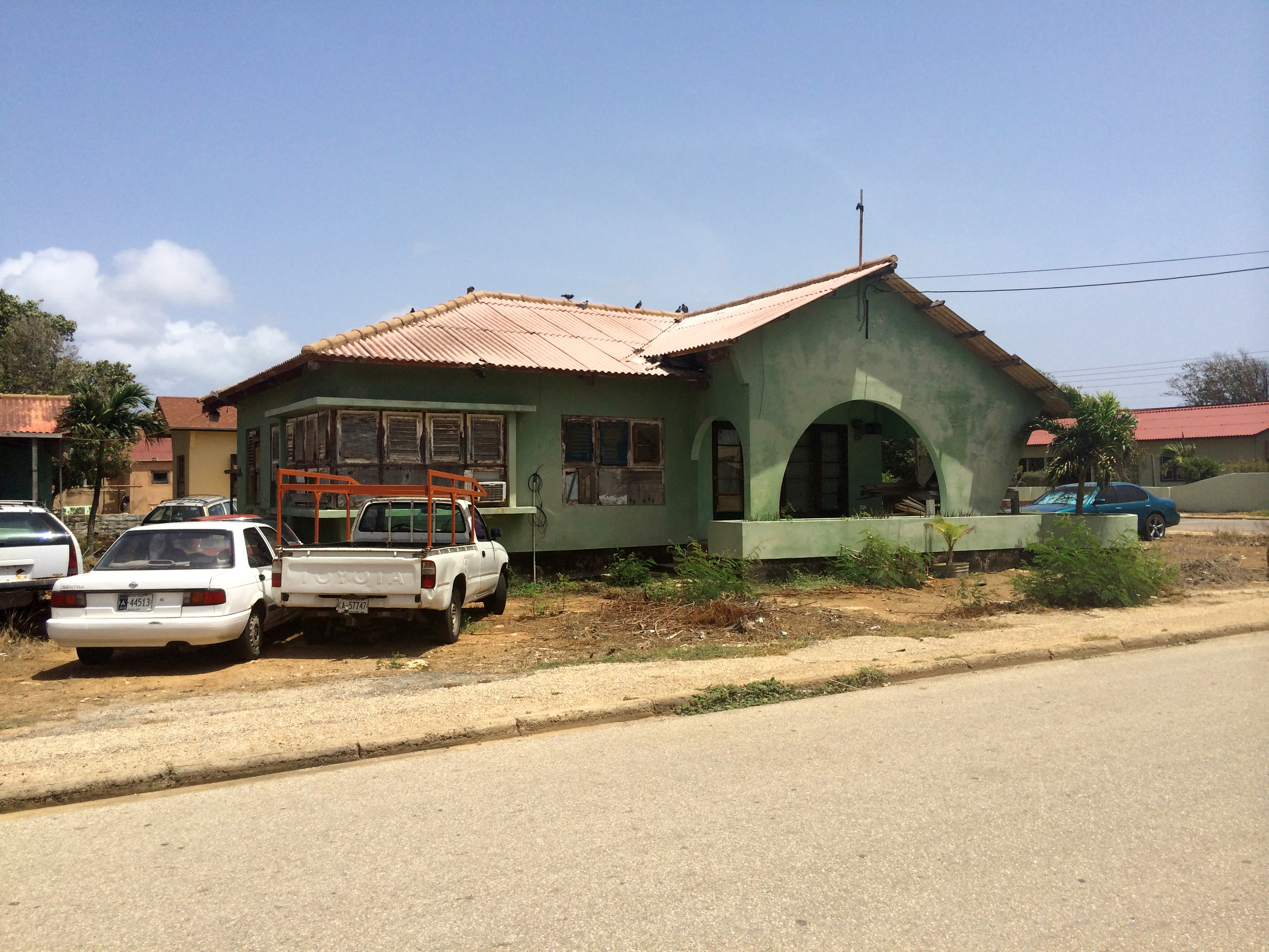 A lot of the homes inAruba are under construction, since the sulfur from the oceans deterroate its structure.