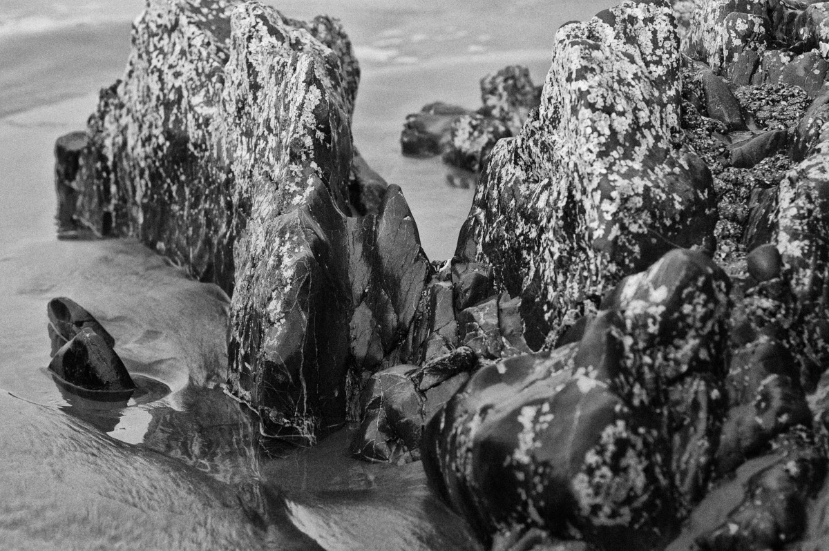 2010-02-06 at 14-37-04 black  white long beach nature ocean rocks sand tofino water.jpg