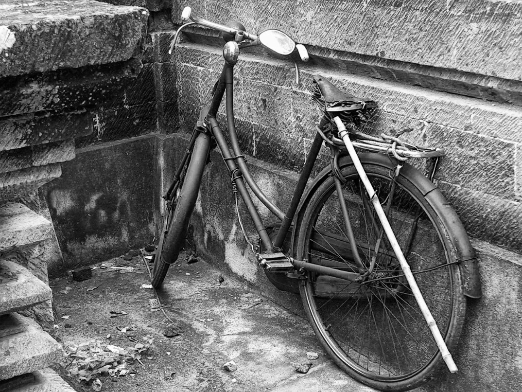 2006-01-06 bali battered bicycle bike cycle indonesia old.jpg