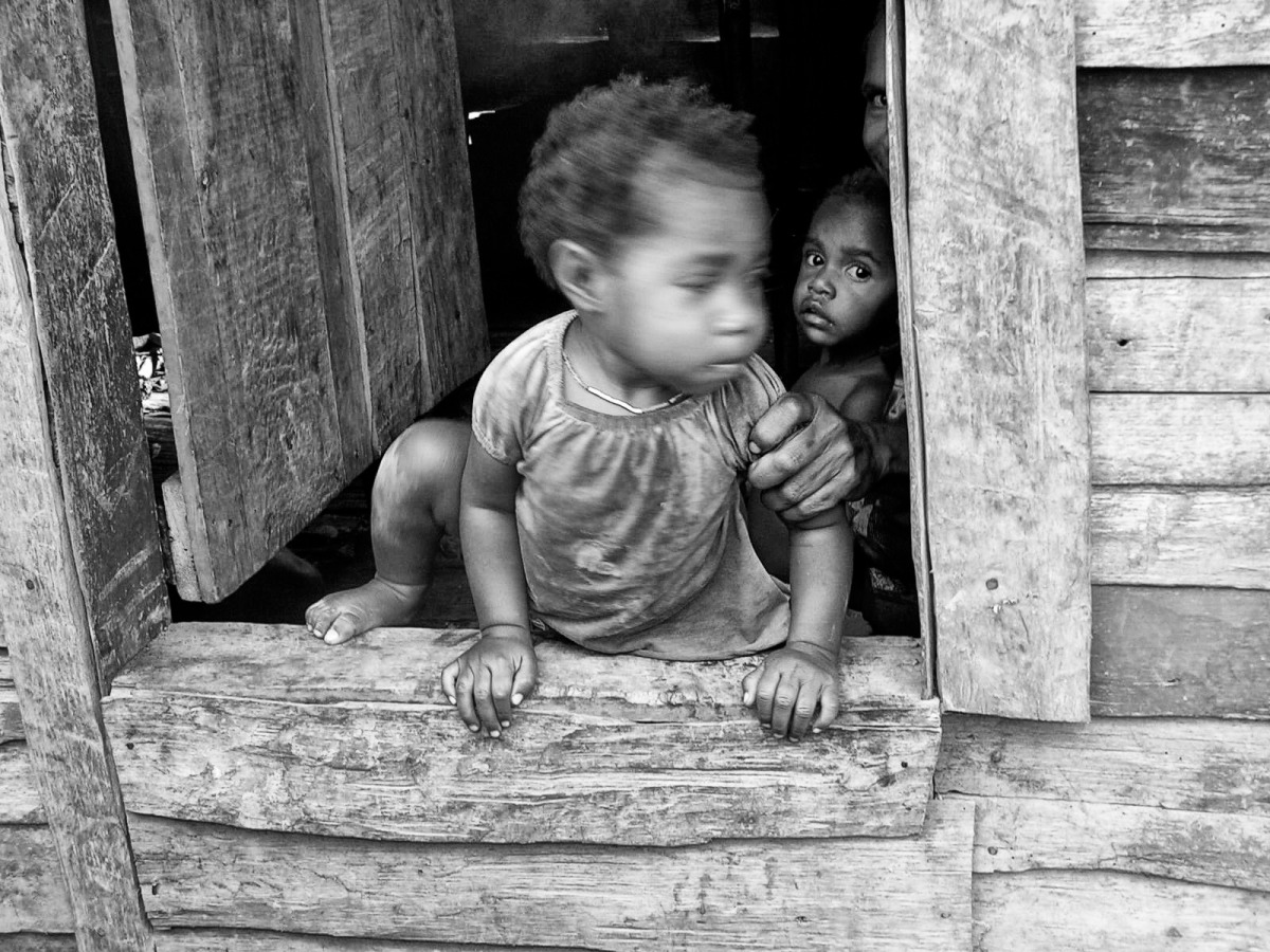 2005-12-26 child doorway father fear indonesia papua poverty.jpg